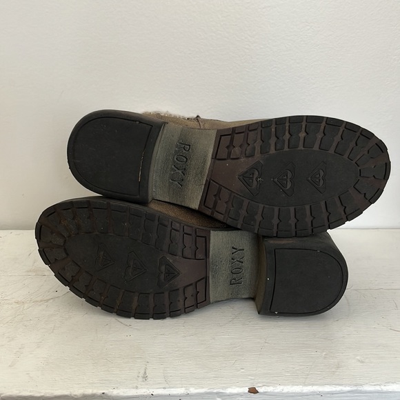 Roxy boots, woman’s size 8. Fuzzy warm lining  with 2 inch heel. - Picture 4 of 8